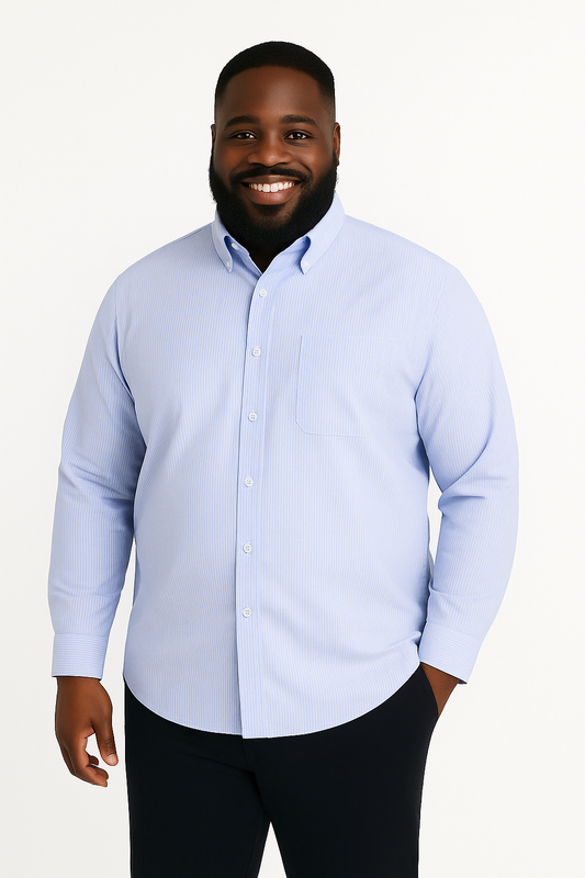 Camisa de manga larga azul claro con rayas finas y bolsillo
