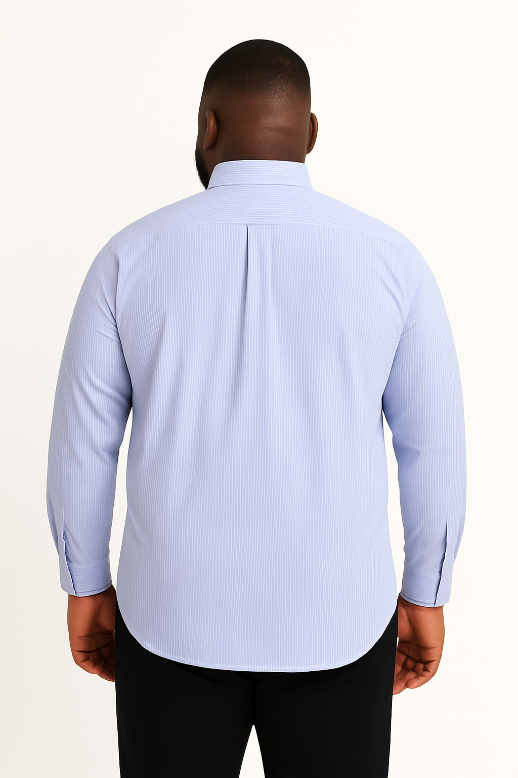 Camisa de manga larga azul claro con rayas finas y bolsillo