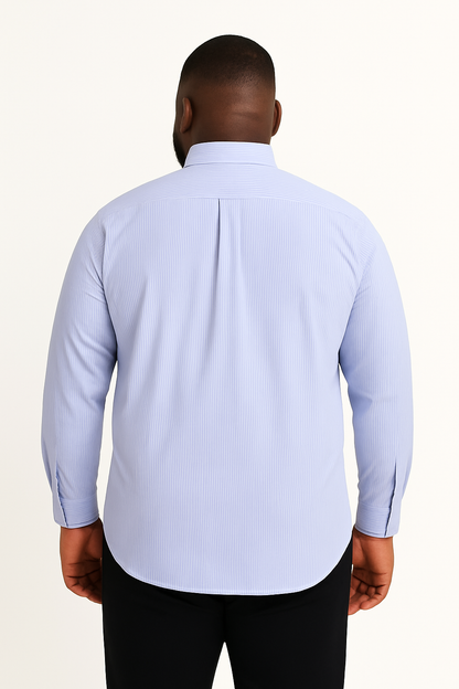 Camisa de manga larga azul claro con rayas finas y bolsillo