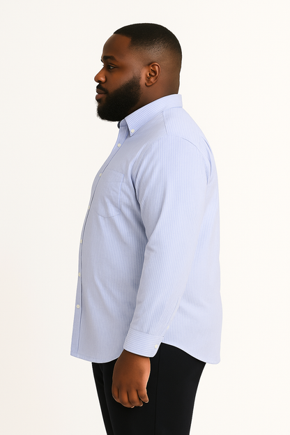 Camisa de manga larga azul claro con rayas finas y bolsillo